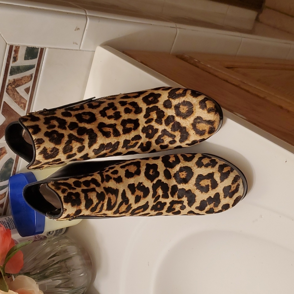 wedge in michael kors Cheetah  print very  beautiful.